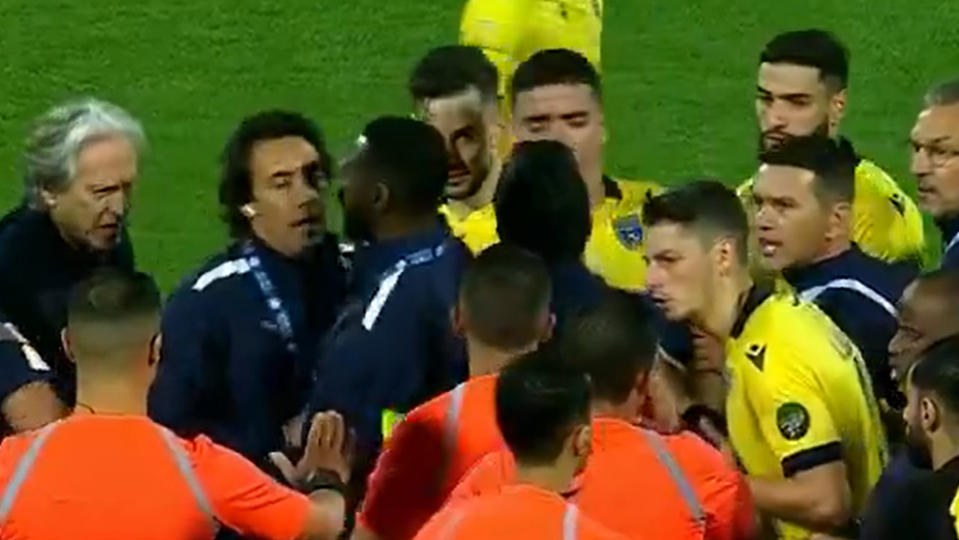 Treinador do Al Taawon revoltado com golo validado ao Al Hilal de Jorge Jesus