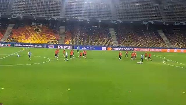 Benfica aquece no estádio do Salzburgo