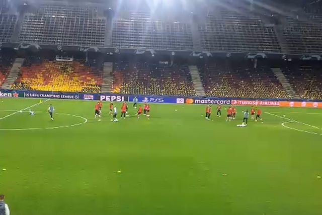 Benfica aquece no estádio do Salzburgo