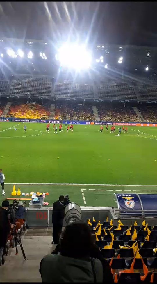 Benfica aquece no estádio do Salzburgo