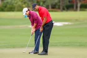 Tiger Woods regressa aos 'greens' para jogar com filho de 15 anos