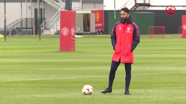 Ruben Amorim com cara de poucos amigos no treino do Man. United