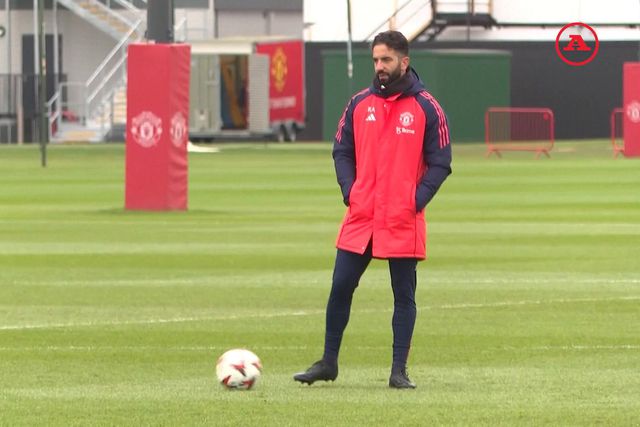 Ruben Amorim com cara de poucos amigos no treino do Man. United