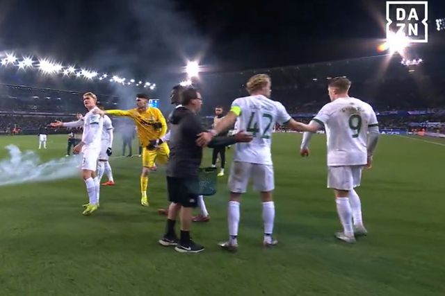 Vídeo: tocha foi lançada ao relvado e Hjulmand mandou jogadores do Sporting recolher