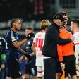 Árbitro desaba em lágrimas e é consolado pelo treinador do Leipzig
