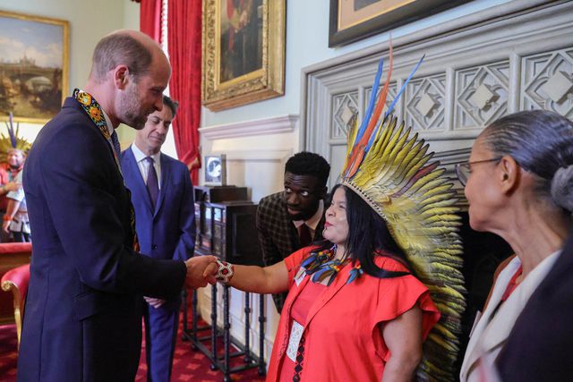 Manik Mané, atrás ao centro, no evento que juntou o príncipe William e a ministra dos Povos Indígenas do Brasil, Sónia Guajajara - Foto: D.R.