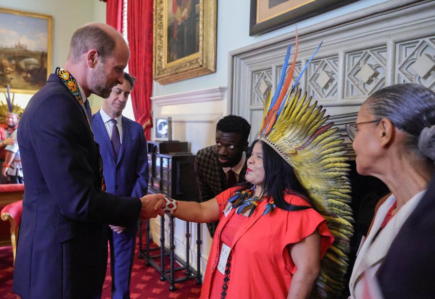 Manik Mané, atrás ao centro, no evento que juntou o príncipe William e a ministra dos Povos Indígenas do Brasil, Sónia Guajajara - Foto: D.R.