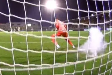 O petardo que rebentou junto de Bernardo Fontes - Foto: D.R.