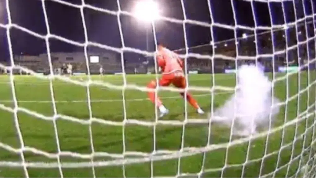 O petardo que rebentou junto de Bernardo Fontes - Foto: D.R.