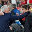 José Mourinho a cumprimentar Antonio Conte no Estádio da Luz para o Benfica-Nápoles