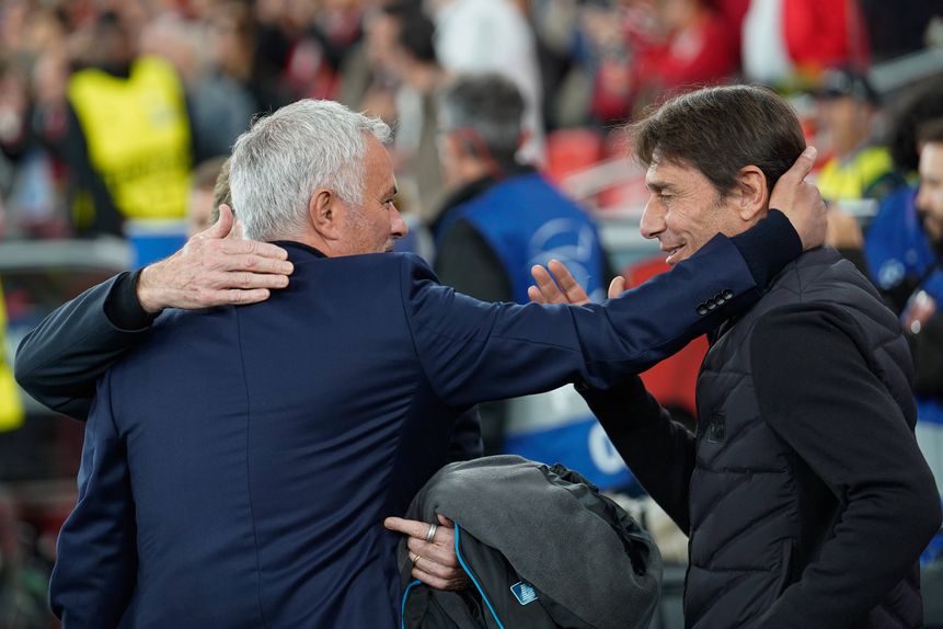 José Mourinho a cumprimentar Antonio Conte no Estádio da Luz para o Benfica-Nápoles