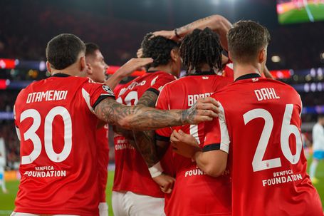 Jogadores do Benfica a celebrarem o primeiro golo ao Nápoles, marcado por Ríos