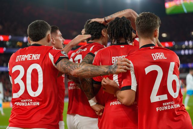 Jogadores do Benfica a celebrarem o primeiro golo ao Nápoles, marcado por Ríos