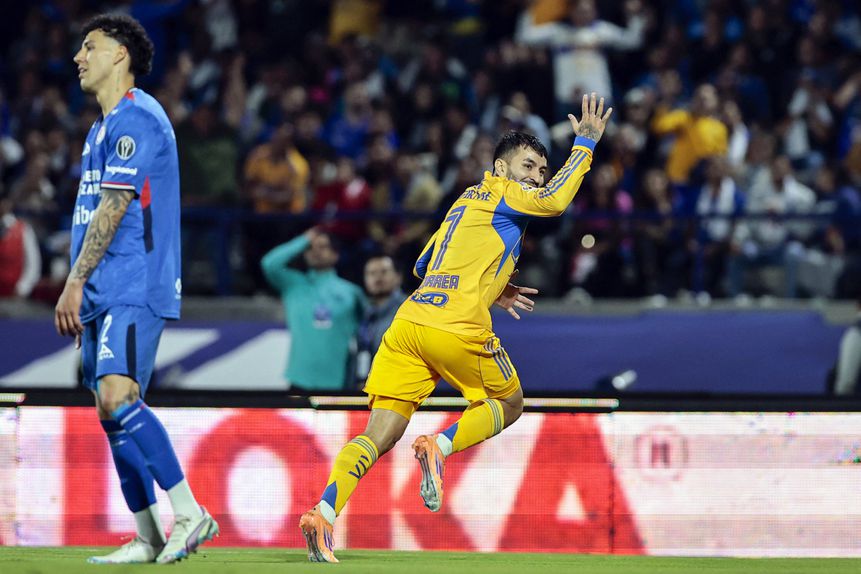 Ángel Correa festeja com a camisola do Tigres