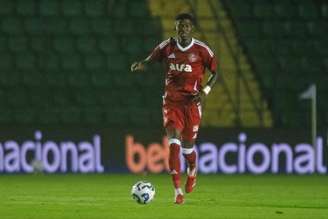 Vitão, defesa-central do Internacional, de Porto Alegre