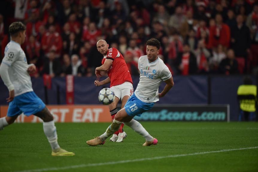 Aursnes remata ao lado na receção do Benfica ao Nápoles. Foto Miguel Nunes