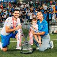 Rui Pires com a a família e Taça de Singapura (Foto: Rui Pires/ Instagram)