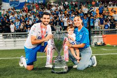 Rui Pires com a a família e Taça de Singapura (Foto: Rui Pires/ Instagram)