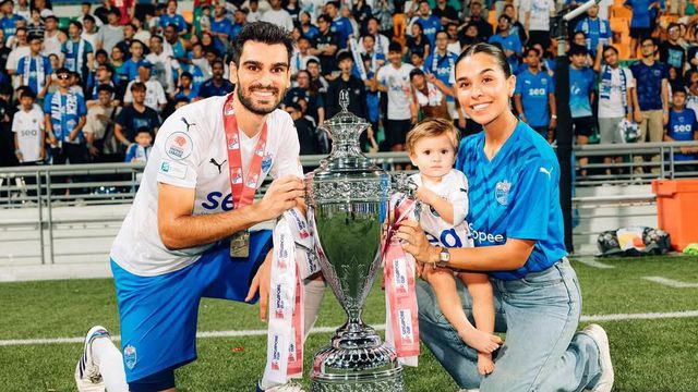 Rui Pires com a a família e Taça de Singapura (Foto: Rui Pires/ Instagram)