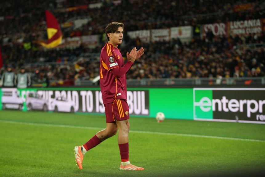 Paulo Dybala com a camisola da Roma