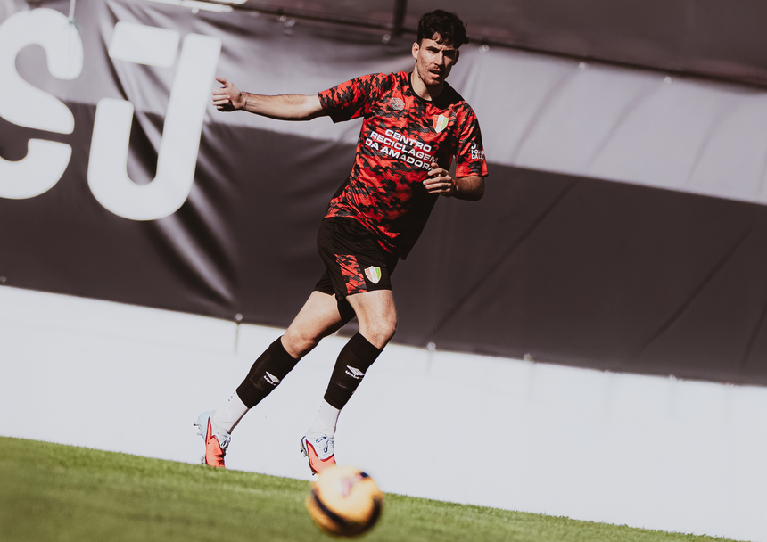 Camisola 3 está prestes a ser 'reforço' para João Nuno - Foto: Estrela da Amadora