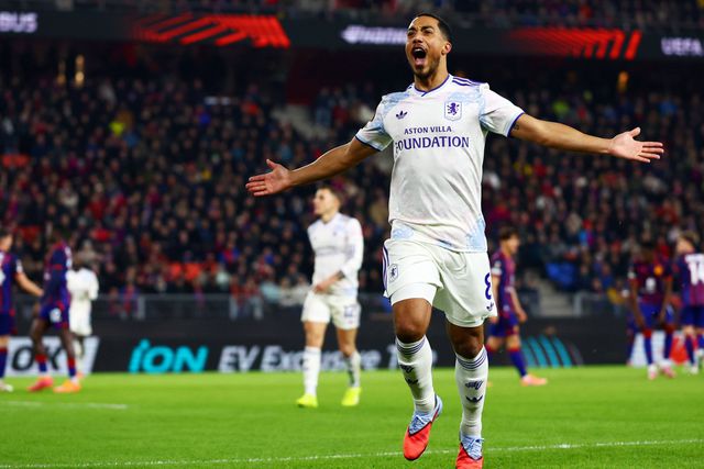 Youri Tielemans festeja o segundo golo do Aston Villa em Basileia