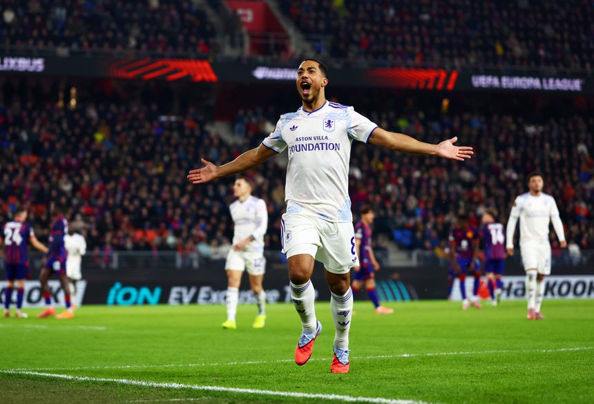 Youri Tielemans festeja o segundo golo do Aston Villa em Basileia