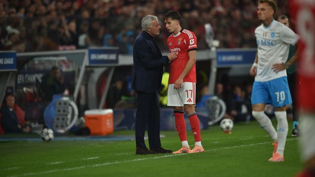 Mourinho fala com Dedic no jogo com o Nápoles — Foto: Miguel Nunes