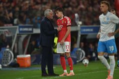 Mourinho fala com Dedic no jogo com o Nápoles — Foto: Miguel Nunes