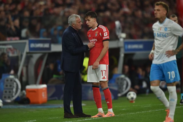 Mourinho fala com Dedic no jogo com o Nápoles — Foto: Miguel Nunes