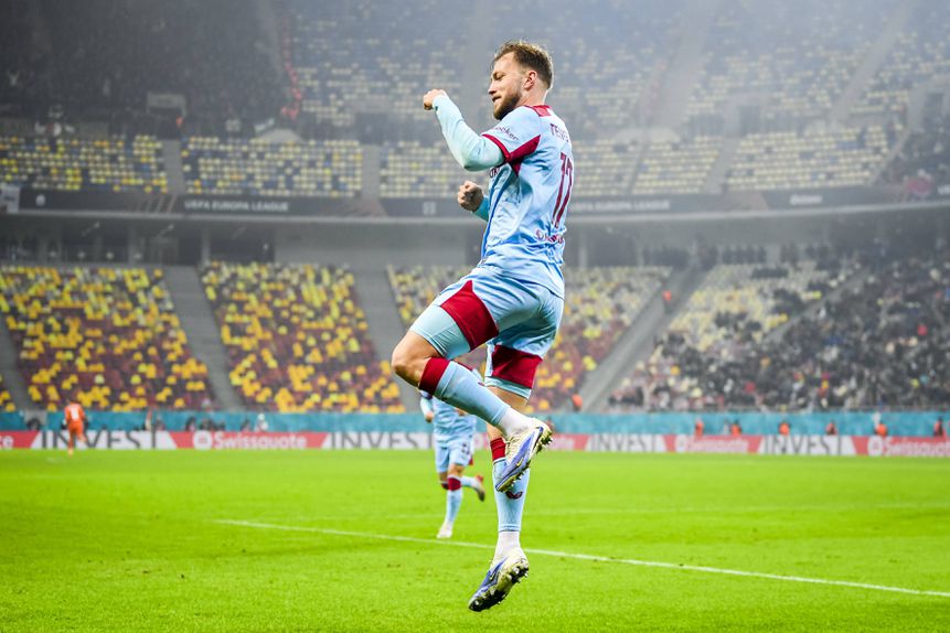 Casper Tengstedt a celebrar o segundo golo pelo Feyenoord na Roménia