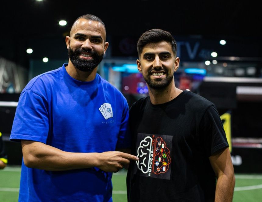 Tiago Caroço, fundador do Futlanguage, ao lado de Sandro, após evento onde trocaram ideias sobre a importância da língua no futebol - Foto: D.R.