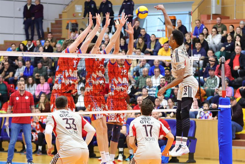 Benfica contra Arcada Galati da Roménia nos 16 avos da Taça Challenge de voleibol (foto CEV)