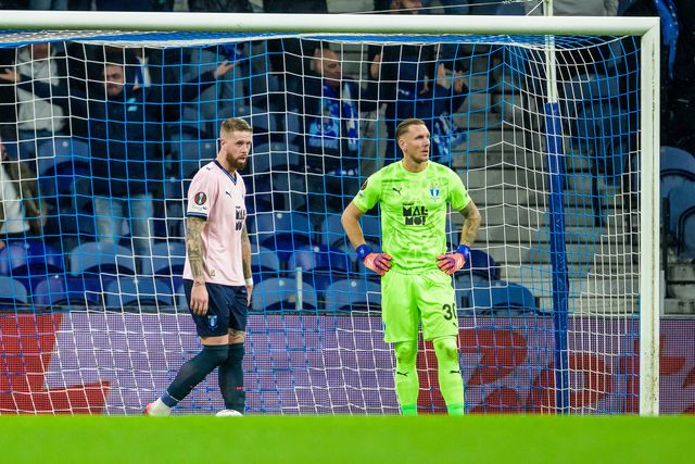 Robin Olsen ainda fez muitp perante o poderio ofensivo do FC Porto (IMAGO)