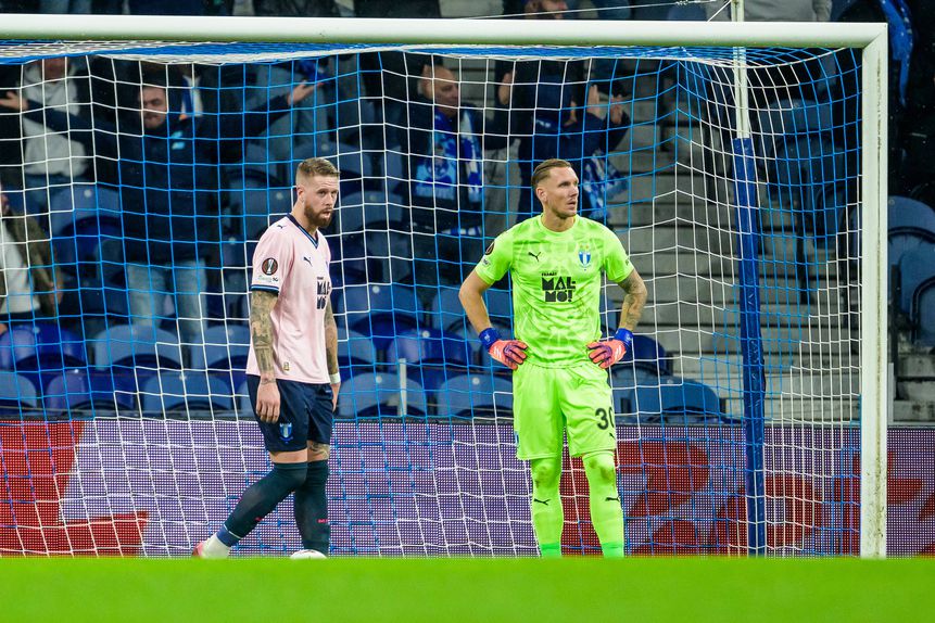 Robin Olsen ainda fez muitp perante o poderio ofensivo do FC Porto (IMAGO)