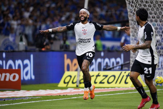 Memphis Depay celebra no Mineirão