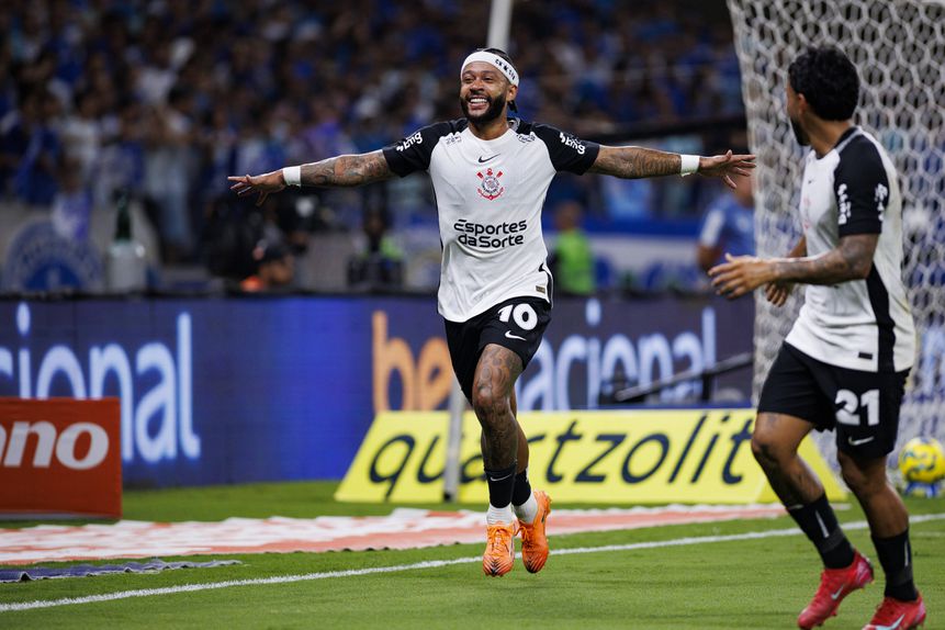 Memphis Depay celebra no Mineirão