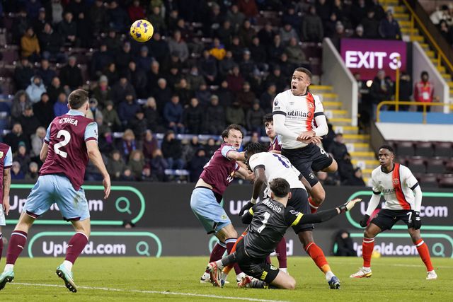 Burnley e Luton Town empatam em jogo de aflitos (e polémico)