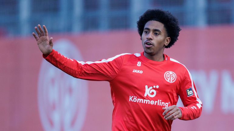 Treinador do Mainz vê possível reforço do Benfica «focado no trabalho»