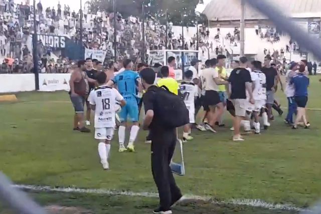 Argentina: Adeptos agridem jogadores por equipa não subir de divisão (vídeo)