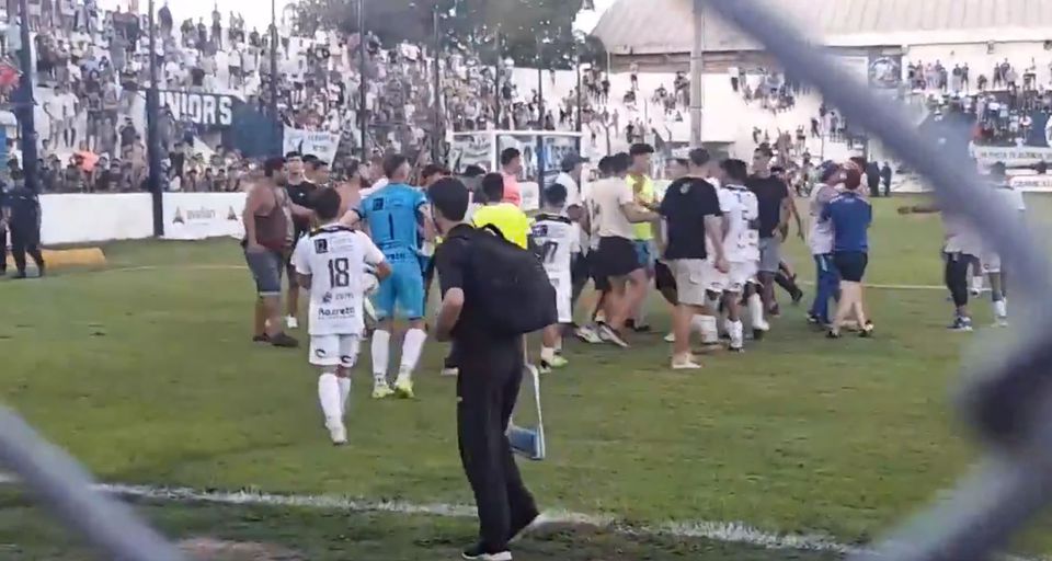 Argentina: Adeptos agridem jogadores por equipa não subir de divisão (vídeo)