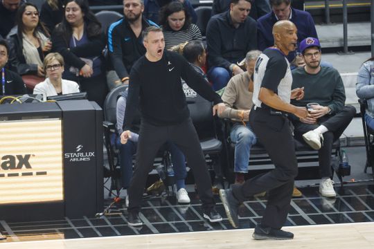 NBA: multa avultada a treinador dos Raptors após duras críticas a árbitros