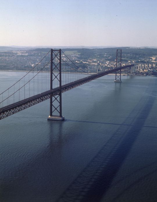 Circulação de comboios esteve suspensa na ponte 25 de Abril devido a homem no tabuleiro