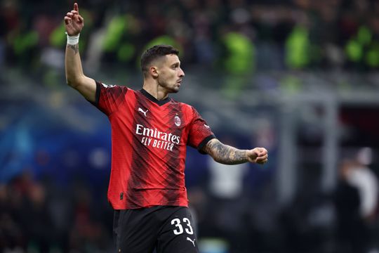 Mercado (oficial): Médio do Milan segue para o Fenerbahçe