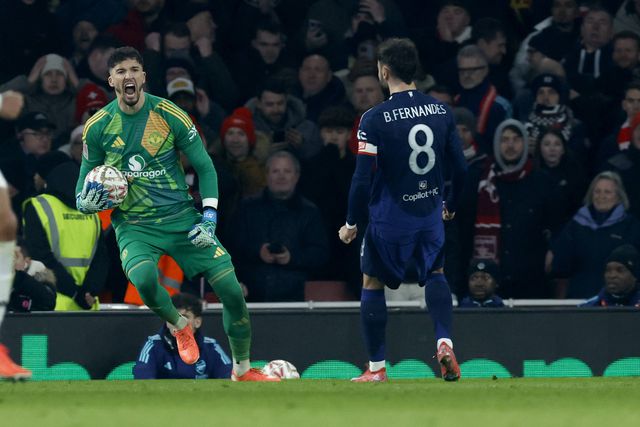 Altay Bayindir celebra com Bruno Fernandes ao lado