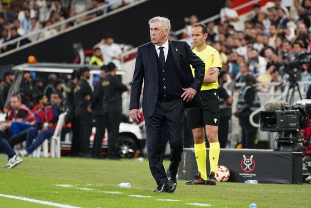 Carlo Ancelotti, treinador do Real Madrid, em pé a olhar para o relvado