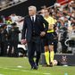 Carlo Ancelotti, treinador do Real Madrid, em pé a olhar para o relvado