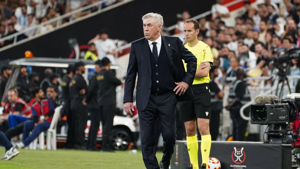 Carlo Ancelotti, treinador do Real Madrid, em pé a olhar para o relvado