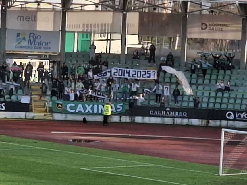 Adepto do Rio Ave caiu numa das bancadas do anfiteatro riomaiorense e os ferimentos que sofreu levaram a que tivesse de ser transportado ao hospital