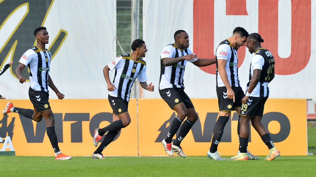 Zé Vítor festeja um golo do Nacional. - Foto: GRAFISLAB